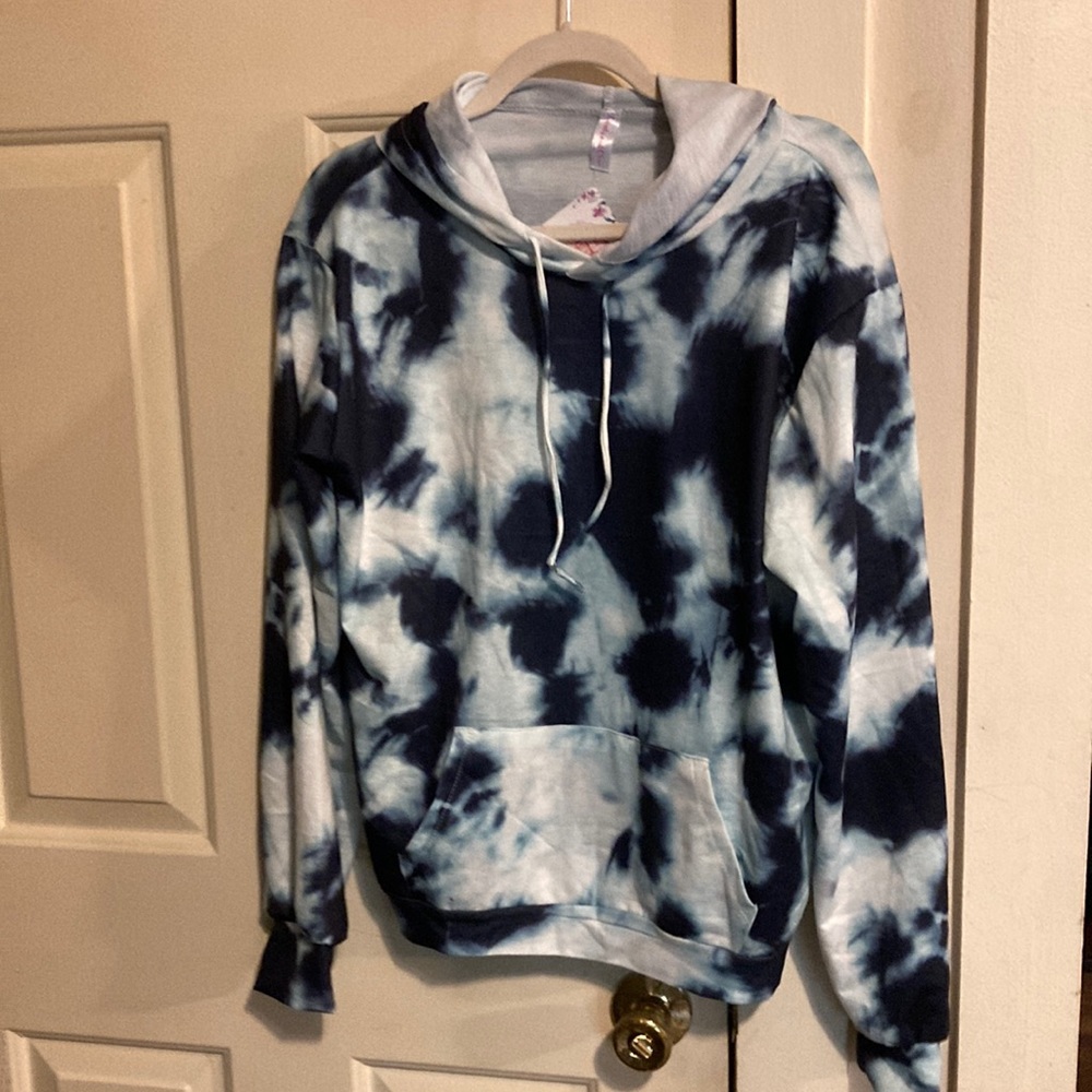 Comfy and chic tye dye hoodie size L